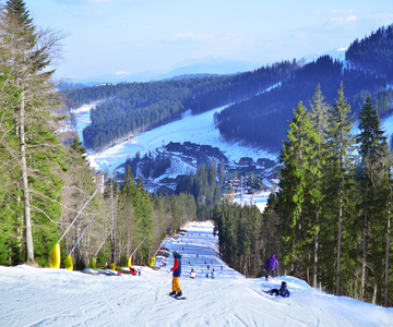 男子滑雪森林小道上，Bukovel