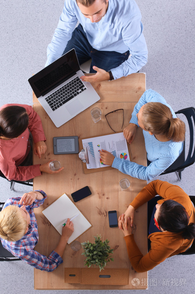 商务人士坐,并讨论在商务会议上,在办公室