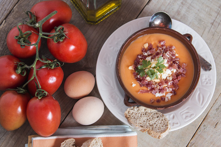 在一个碗里，西班牙食品番茄番茄冷汤汤