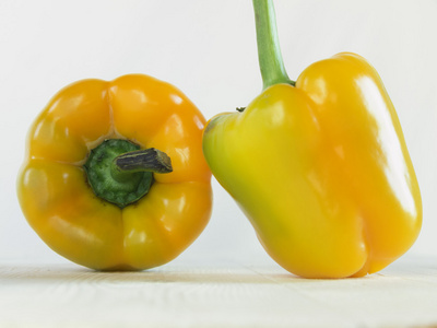 在白色背景上的两个黄色辣椒
