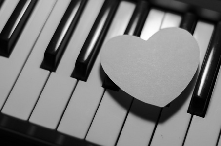 钢琴键盘黑色和白色的纸心