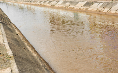 雨季水泥渠褐水图像。