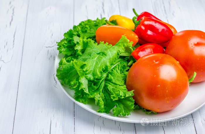 在白板上的混合新鲜蔬菜