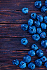 在木板上的新鲜蓝莓