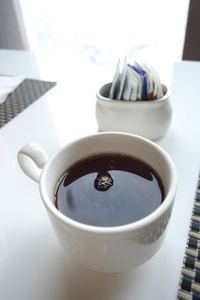 白杯黑咖啡