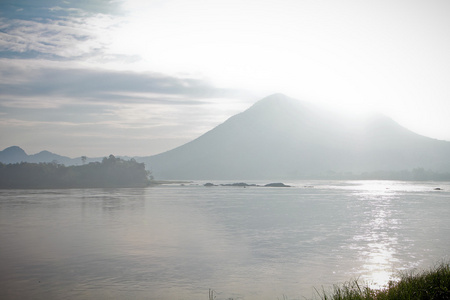 山和河与阳光