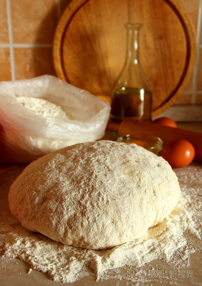 发酵面团鸡蛋和面粉在桌子上