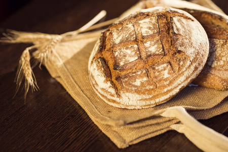 乡村面包 小麦的一个传统的布袋