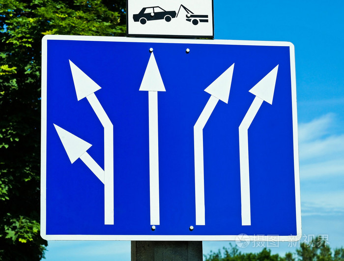 箭头路标路十字路口