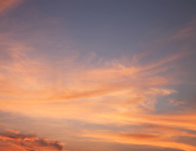 橙色的夕阳的天空