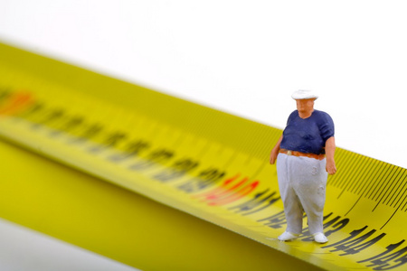 胖男人上测量器微型