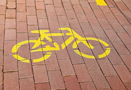 在大街上的自行车道路标志