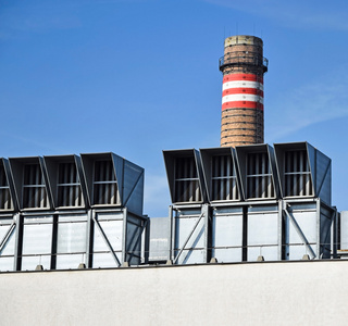 滤清器工厂空气滤清器和发电站的烟囱中烟气照片