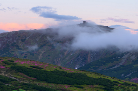 在云端的山峰