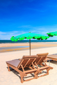 太阳椅和海滩遮阳伞