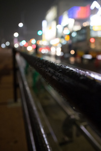 夜间的雨后街道