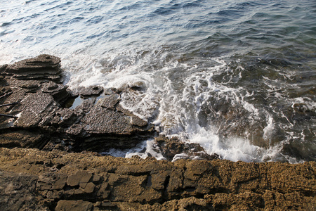 在希腊，萨索斯岛岛波和岩石的爱琴海岸
