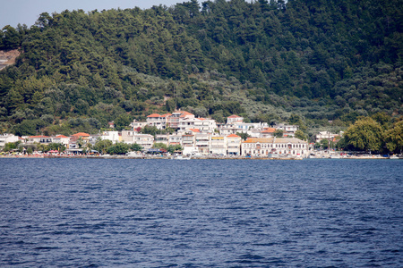 景观与水和土地的背景萨索斯岛岛，希腊