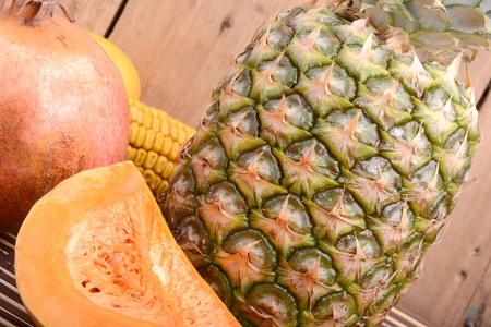 新鲜的菠萝玉米和橘子照片