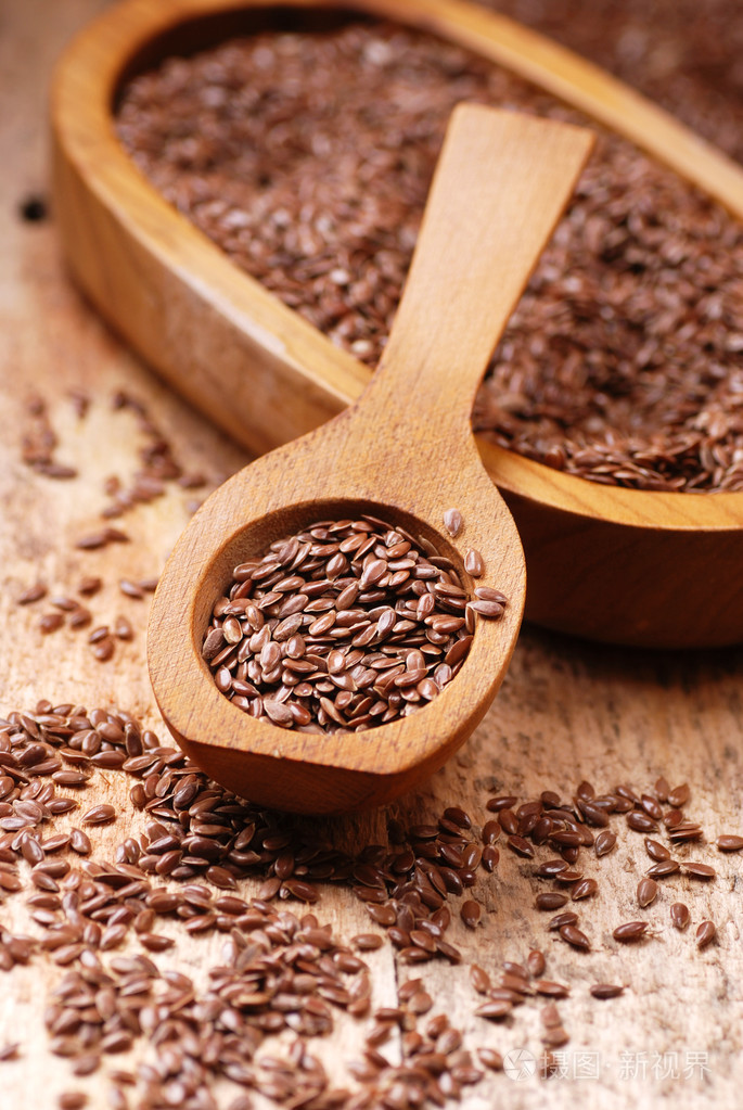 在汤匙的亚麻籽
