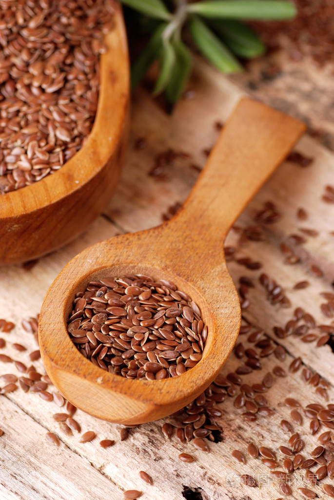 在汤匙的亚麻籽照片-正版商用图片1igwp9-摄图新视界