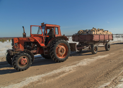 拖拉机驾驶员图片