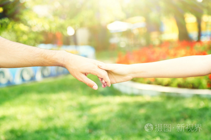 手牵着手在户外的恩爱夫妻
