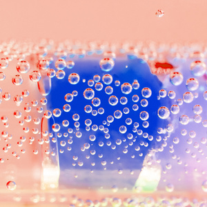 抽象的构成与水下管与多彩果冻球里面和泡沫