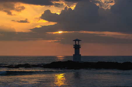 在夕阳与海岸上的灯塔海景