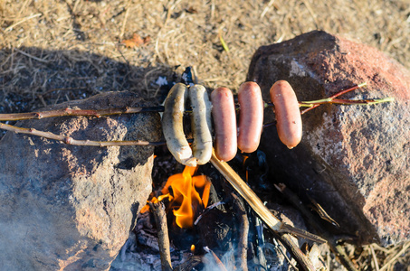 香肠和 Weiners 棒烹饪在火上