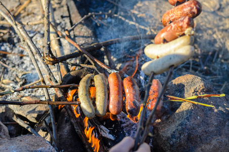 香肠和 Weiners 棒烹饪在火上