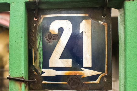 车牌号房子数授权的停车标志与拖车的左侧数目的停车场复古铸铁塔板数