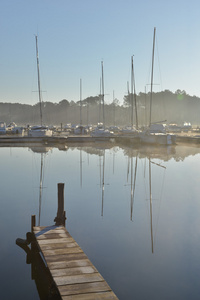 在湖在日出帆船 Moored