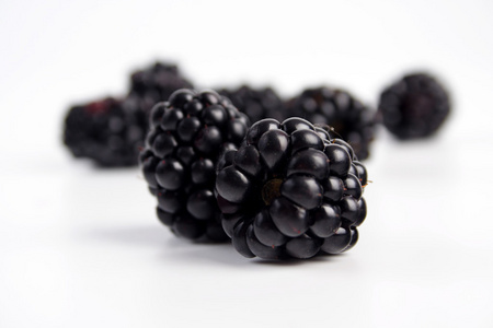 新鲜的成熟黑莓