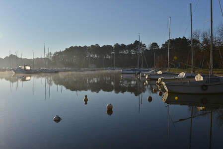 在湖在日出帆船 Moored