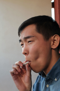 烟亚洲男人图片