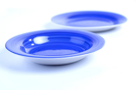 两个蓝色的盘子