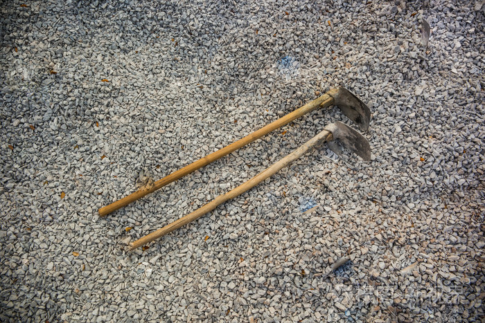 一堆石头扛锄头