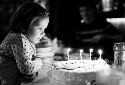 小女孩和生日蛋糕