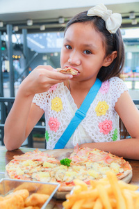 亚洲女孩子吃披萨图片