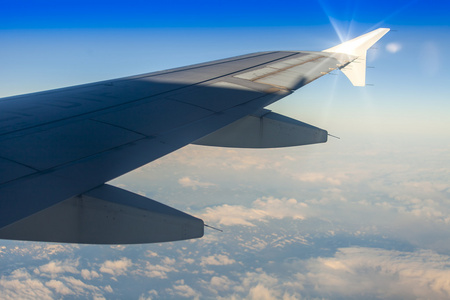 一翼，飞机和云从飞机窗口视图