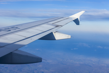 一翼，飞机和云从飞机窗口视图