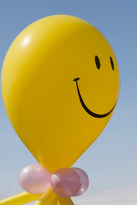黄色的充气气球带微笑