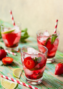 夏季饮料与草莓