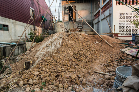 施工现场。建筑起重机