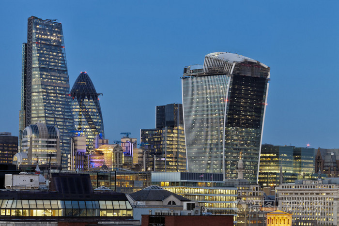 伦敦金融城摩天大楼全景在暮光之城