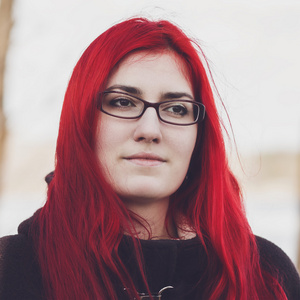 红头发的女人站在河边