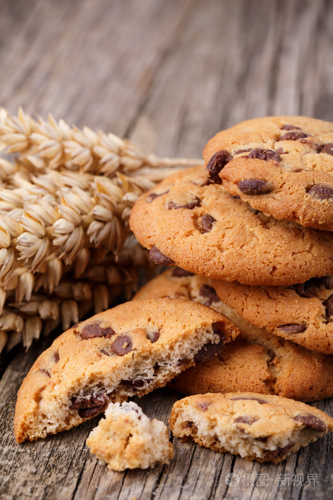 小麦在一张木桌上的美味饼干