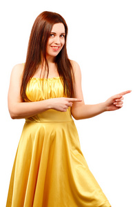 显示产生的矛头指向了年轻微笑女人穿着黄色连衣裙