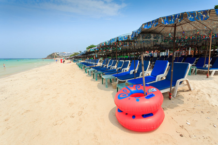椅子和伞在 Koh Lan，泰国美丽的热带海滩上